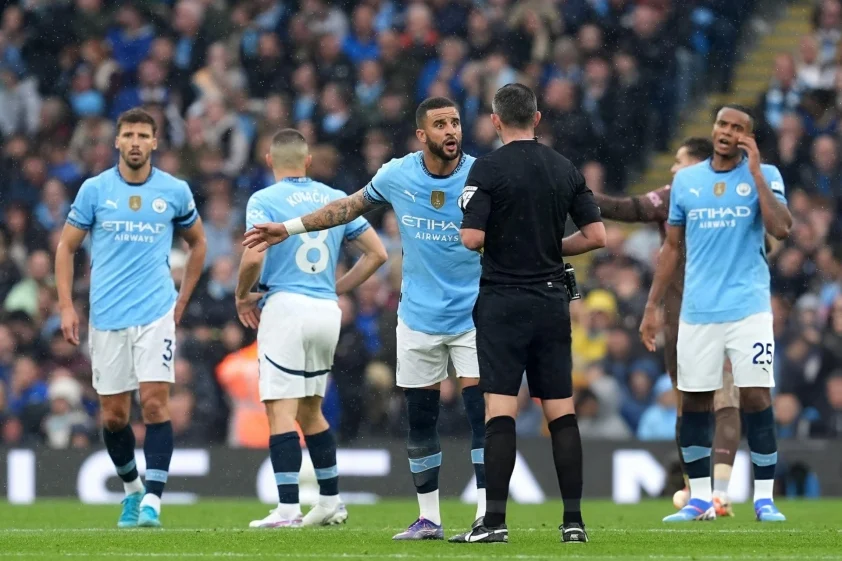 Kyle Walker được cho là đã chất vấn trọng tài trong đường hầm (Ảnh: Getty).