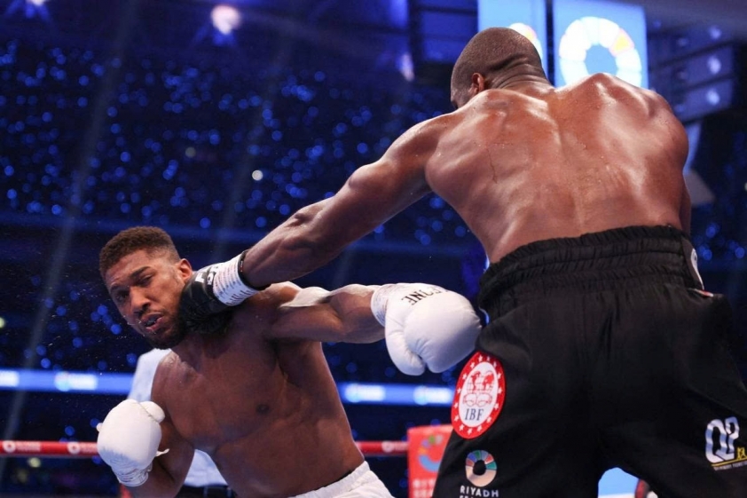 Anthony Joshua (trái) để thua knock-out trước Daniel Dubois sau 5 hiệp ở trận tranh đai vô địch hạng nặng